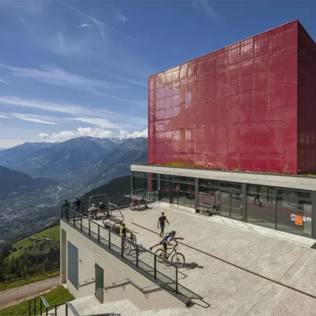 Vista di insieme della struttura in lamiera stirata verniciata rosso