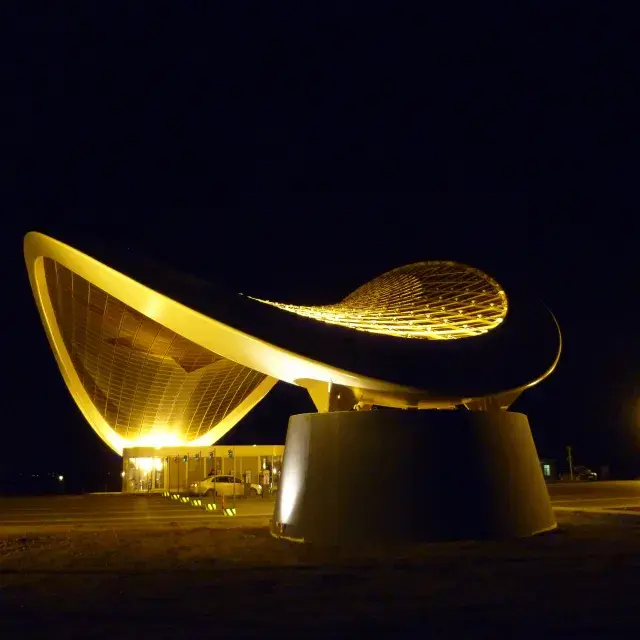 Controsoffittatura Baku Terminal Airport illuminata di notte