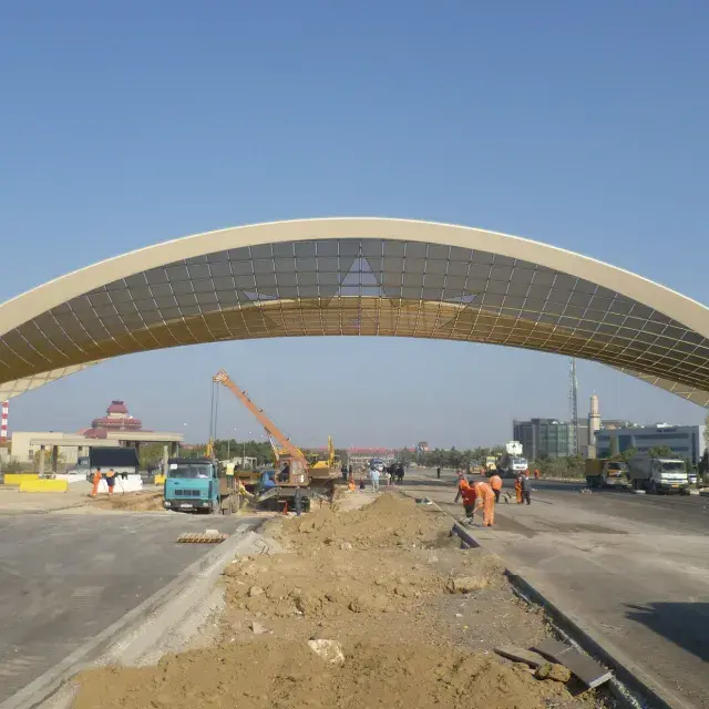 Lavori in costruzione della porta di accesso del Terminal Airport