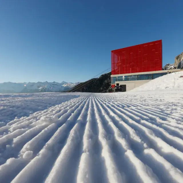 Panoramica della facciata realizzata con la lamiera stirata 